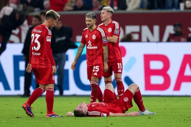 26.10.2024, Fußball, Fortuna Düsseldorf - 1.FC Kaiserslautern, 2. Bundesliga, Merkur Spiel-Arena, Saison 2024 2025: Enttäuschte Gesichter bei der Fortuna nach der Niederlage. Isak Johannesson (Fortuna Düsseldorf 8) liegt auf dem Spielfeld enttäuscht DFB regulations prohibit any use of photographs as image sequences and or quasi-video. Nordrhein-Westfalen Deutschland