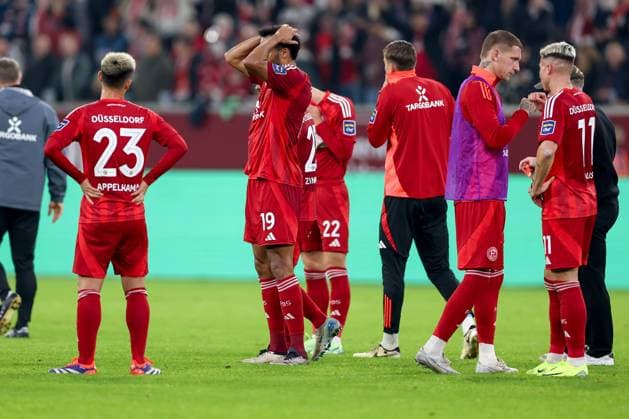 26.10.2024, Fußball, Fortuna Düsseldorf - 1.FC Kaiserslautern, 2. Bundesliga, Merkur Spiel-Arena, Saison 2024 2025: Enttäuschte Gesichter bei der Fortuna nach der Niederlage. Emmanuel Iyoha (Fortuna Düsseldorf 19) steht enttäuscht auf dem Spielfeld DFB regulations prohibit any use of photographs as image sequences and or quasi-video. Nordrhein-Westfalen Deutschland