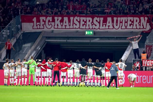 26.10.2024, Fußball, Fortuna Düsseldorf - 1.FC Kaiserslautern, 2. Bundesliga, Merkur Spiel-Arena, Saison 2024 2025: Abschlussjubel nach dem 4:3 Sieg der Mannschaft vom DFB regulations prohibit any use of photographs as image sequences and or quasi-video. Nordrhein-Westfalen Deutschland