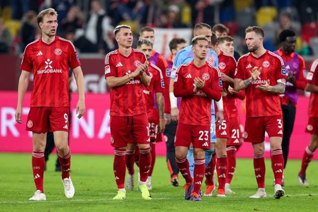 26.10.2024, Fußball, Fortuna Düsseldorf - 1.FC Kaiserslautern, 2. Bundesliga, Merkur Spiel-Arena, Saison 2024 2025: Enttäuschte Gesichter bei der Fortuna nach der Niederlage. Vincent Vermeij (Fortuna Düsseldorf 9) Felix Klaus (Fortuna Düsseldorf 11) Shinta Appelkamp (Fortuna Düsseldorf 23) bedanken sich nach dem Spiel bei den Fans DFB regulations prohibit any use of photographs as image sequences and or quasi-video. Nordrhein-Westfalen Deutschland