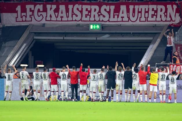 26.10.2024, Fußball, Fortuna Düsseldorf - 1.FC Kaiserslautern, 2. Bundesliga, Merkur Spiel-Arena, Saison 2024 2025: Abschlussjubel nach dem 4:3 Sieg der Mannschaft vom DFB regulations prohibit any use of photographs as image sequences and or quasi-video. Nordrhein-Westfalen Deutschland