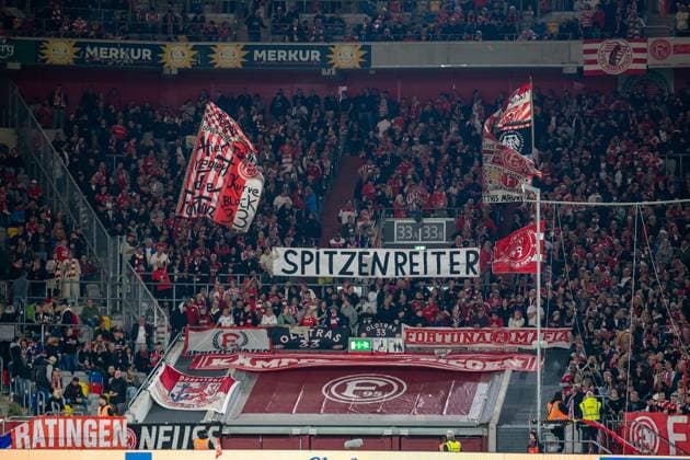 26.10.2024, Fussball: 2. Bundesliga, Saison 2024 2025, 10. Spieltag, Fortuna Düsseldorf vs. 1. FC Kaiserslautern in der Merkur Spiel-Arena in Düsseldorf. Die Duesseldorfer Fans machen Stimmung. Wichtiger Hinweis: Gemaess den Vorgaben der DFL Deutsche Fussball Liga bzw. des DFB Deutscher Fussball-Bund ist es untersagt, in dem Stadion und oder vom Spiel angefertigte Fotoaufnahmen in Form von Sequenzbildern und oder videoaehnlichen Fotostrecken zu verwerten bzw. verwerten zu lassen. Foto: Kirchner-Media TH