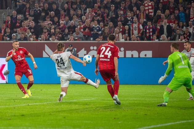 26.10.2024, Fussball: 2. Bundesliga, Saison 2024 2025, 10. Spieltag, Fortuna Düsseldorf vs. 1. FC Kaiserslautern in der Merkur Spiel-Arena in Düsseldorf. Jona Niemiec (Fortuna Duesseldorf, 18) hat abgezogen und Jannis Heuer (1. FC Kaiserslautern, 24) versucht den Ball zu blocken. Wichtiger Hinweis: Gemaess den Vorgaben der DFL Deutsche Fussball Liga bzw. des DFB Deutscher Fussball-Bund ist es untersagt, in dem Stadion und oder vom Spiel angefertigte Fotoaufnahmen in Form von Sequenzbildern und oder videoaehnlichen Fotostrecken zu verwerten bzw. verwerten zu lassen. Foto: Kirchner-Media TH