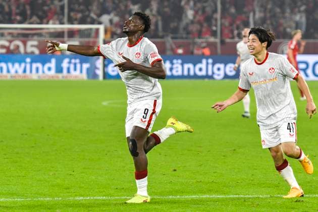 Ragnar Ache (Kaiserslautern 9) jubelt nach dem Tor zum 2:3, Daisuke Yokota (Kaiserslautern 41) (li.) 26.10.2024 Fussball Fortuna Duesseldorf vs 1. FC Kaiserslautern , Merkur Spiel-Arena, Duesseldorf, DFB DFL REGULATIONS PROHIBIT ANY USE OF PHOTOGRAPHS AS IMAGE SEQUENCES AND OR QUASI-VIDEO NRW Germany