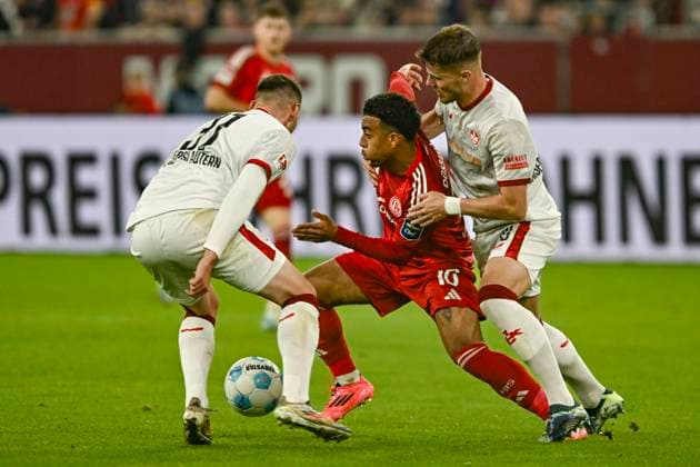 v. li. im Kampf um den Ball Luca Sirch (Kaiserslautern 31) van Brederode (Duesseldorf 10) Jan Elvedi (Kaiserslautern 33) 26.10.2024 Fussball Fortuna Duesseldorf vs 1. FC Kaiserslautern , Merkur Spiel-Arena, Duesseldorf, DFB DFL REGULATIONS PROHIBIT ANY USE OF PHOTOGRAPHS AS IMAGE SEQUENCES AND OR QUASI-VIDEO NRW Germany