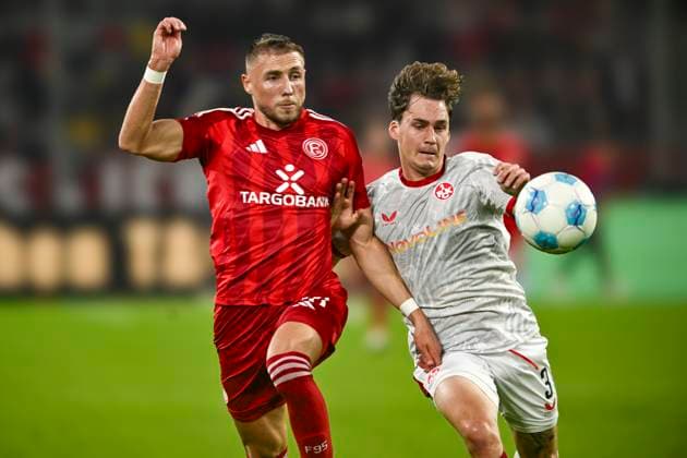 Sport Bilder des Jahres v. li. im Kampf um den Ball Jona Niemiec (Duesseldorf 18) Florian Kleinhansl (Kaiserslautern 3) 26.10.2024 Fussball Fortuna Duesseldorf vs 1. FC Kaiserslautern , Merkur Spiel-Arena, Duesseldorf, DFB DFL REGULATIONS PROHIBIT ANY USE OF PHOTOGRAPHS AS IMAGE SEQUENCES AND OR QUASI-VIDEO NRW Germany