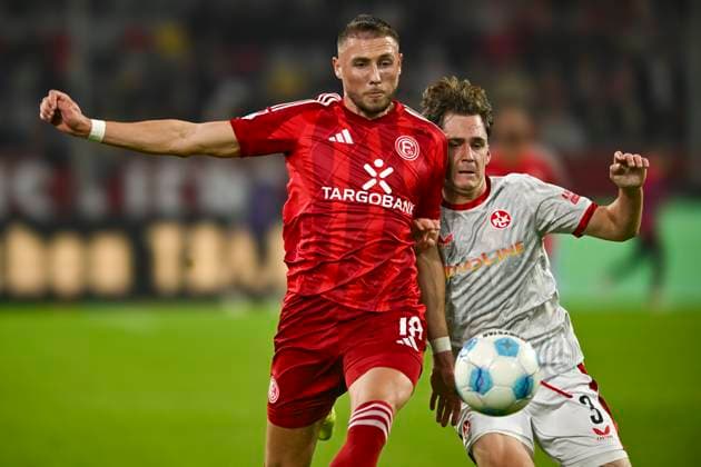 v. li. im Kampf um den Ball Jona Niemiec (Duesseldorf 18) Florian Kleinhansl (Kaiserslautern 3) 26.10.2024 Fussball Fortuna Duesseldorf vs 1. FC Kaiserslautern , Merkur Spiel-Arena, Duesseldorf, DFB DFL REGULATIONS PROHIBIT ANY USE OF PHOTOGRAPHS AS IMAGE SEQUENCES AND OR QUASI-VIDEO NRW Germany