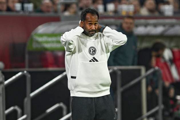 Daniel Thioune (Duesseldorf) unzufrieden enttäuscht enttaeuscht niedergeschlagen frustriert, 26.10.2024 Fussball Fortuna Duesseldorf vs 1. FC Kaiserslautern , Merkur Spiel-Arena, Duesseldorf, DFB DFL REGULATIONS PROHIBIT ANY USE OF PHOTOGRAPHS AS IMAGE SEQUENCES AND OR QUASI-VIDEO NRW Germany