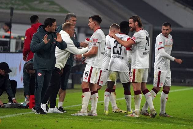 Fussball, 2.BL Saison 2024 2025 Fortuna Düsseldorf vs 1.FC Kaiserslautern ,26.10.2024, Merkur- Spiel-Arena Düsseldorf , Markus Anfang Trainer FC Kaiserslautern gibt Anweisung