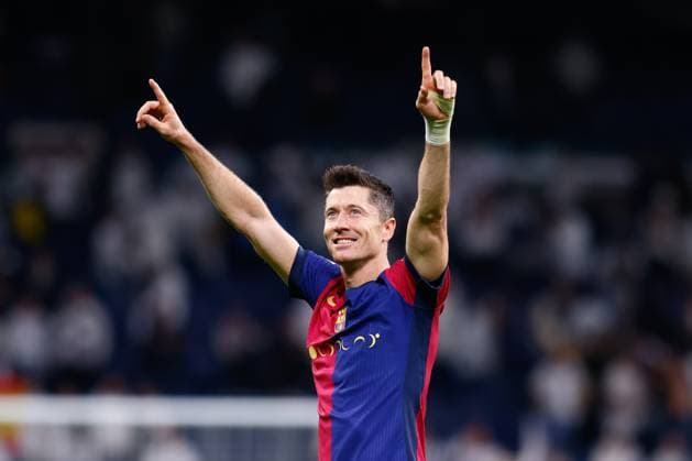 Sport Bilder des Jahres October 26, 2024, Madrid, Madrid, SPAIN: Robert Lewandowski of FC Barcelona, Barca celebrates the victory during the Spanish League, LaLiga EA Sports, football match played between Real Madrid and FC Barcelona at Santiago Bernabeu stadium on October 26, 2024, in Madrid, Spain. Madrid SPAIN - ZUMAa181 20241026_zaa_a181_306 Copyright: xDennisxAgyemanx