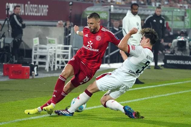 Fussball, 2.BL Saison 2024 2025 Fortuna Düsseldorf vs 1.FC Kaiserslautern ,26.10.2024, Merkur- Spiel-Arena Düsseldorf , Jona Niemiec Fortuna Düsseldorf Florian Kleinhansl , FC Kaiserslautern