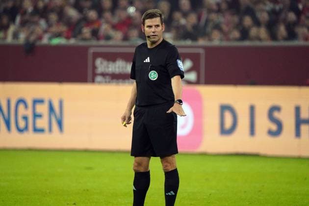 Fussball, 2.BL Saison 2024 2025 Fortuna Düsseldorf vs 1.FC Kaiserslautern ,26.10.2024, Merkur- Spiel-Arena Düsseldorf , Frank Willenborg Schiedsrichter Aktion, Einzelbild