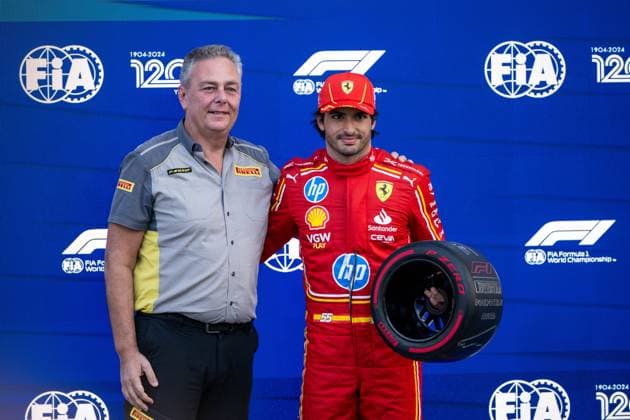Sport Bilder des Jahres Carlos Sainz (Scuderia Ferrari HP, Spanien, 55) bekommt von Mario Isola (Pirelli Motorsportchef) den Pirelli Pole Position Award fuer Platz 1, MEX, Formel 1 Weltmeisterschaft, Grand Prix von Mexiko City, Autodromo Hermanos Rodriguez, Qualifying, 26.10.2024 MEX, Formel 1 Weltmeisterschaft, Grand Prix von Mexiko City, Autodromo Hermanos Rodriguez, Qualifying, 26.10.2024 Mexico City Copyright: xEibner-Pressefoto Memmlerx EP_MMR