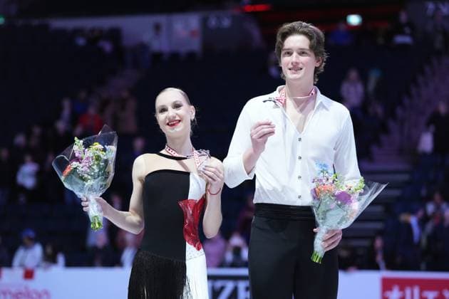 October 26, 2024, Halifax, Ns, Canada: Pairs silver medalists Ekaterina Geynish and Dmitrii Chigirev of Uzbekistan pose during the Skate Canada International Figure skating, Eiskunstlauf competition in Halifax on Saturday, October 26, 2024. Dmitrii Chigirev, Ekaterina Geynish  - ZUMAc35_ 20241026_zaf_c35_228 Copyright: xDarrenxCalabresex