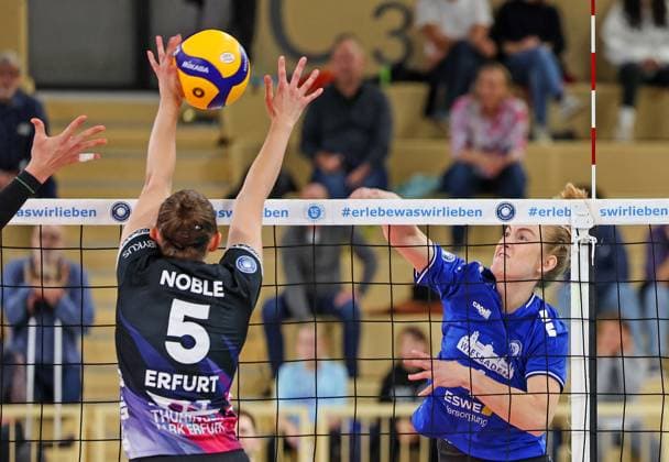 Volleyball - 1. BL Frauen - VC Wiesbaden - Schwarz-Weiß Erfurt - 26.10.24, Isabella Noble (Erfurt), Tanja Grosser (VCW) -