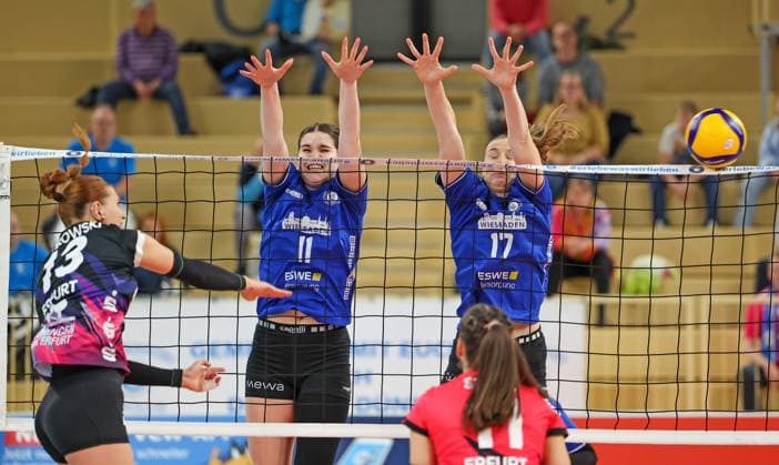 Volleyball - 1. BL Frauen - VC Wiesbaden - Schwarz-Weiß Erfurt - 26.10.24, Lara Alyssa Darowski (Erfurt), Celine Jebens, Rachel Joy Gomez (VCW), -