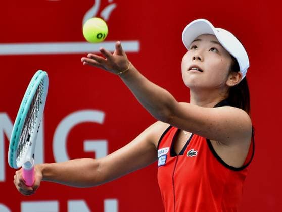 (241027) -- HONG KONG, Oct. 27, 2024 -- Yamaguchi Mei of Japan serves during the women s singles qualifying match against Lu Jiajing of China at WTA250 Hong Kong Tennis Open in Hong Kong, south China, Oct. 27, 2024. (Photo by Xinhua) (SP)CHINA-HONG KONG-TENNIS WTA, Tennis Damen 250-WOMEN S SINGLES(CN) LoxPingxFai 