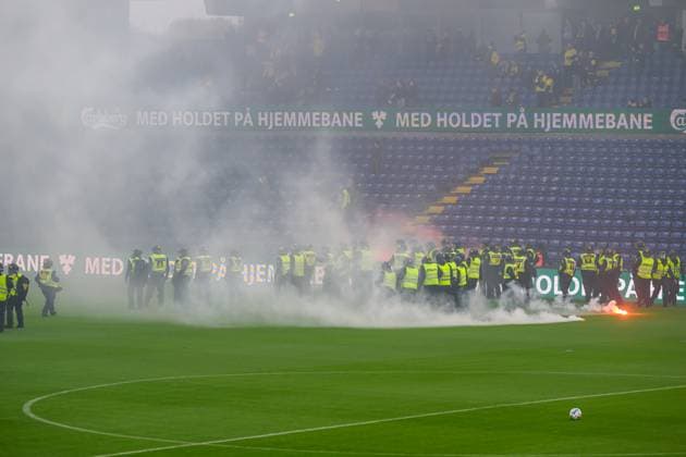 Sport Themen der Woche KW43 Superliga: Brondby IF mod FC Kobenhavn - 27.10.2024, Brondby, Danmark DK: Fans smider romerlys efter tilskuere og politi. Politi gar pa banen inden opvarmning. UK: Fans throwing roman candles on the pitch before warmup and police have to enter the pitch.. Superliga: Brondby IF mod FC Kobenhavn - 27.10.2024. Brondby, Danmark. 27 October, 2024. Brondby Brondby Stadion Danmark *** Superliga Brondby IF mod FC Kobenhavn 27 10 2024, Brondby, Danmark DK Fans throwing roman candles at spectators and police Police Police go on the pitch before warmup UK Fans throwing roman candles on the pitch before warmup and police have to enter the pitch Superliga Brondby IF mod FC Kobenhavn 27 10 2024 Brondby, Danmark 27 October, 2024 Brondby Brondby Stadion Danmark Copyright: xMichaelxBarrettxBoesenx