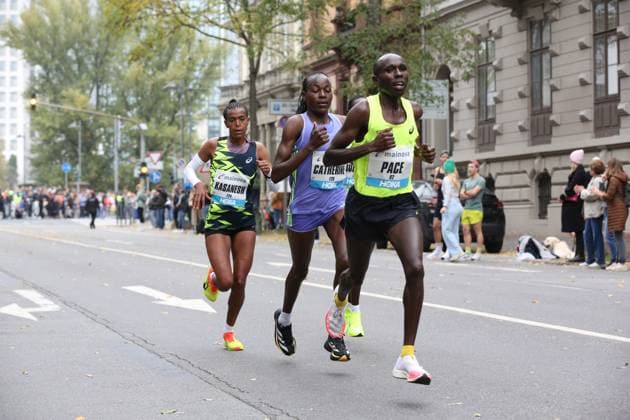Sport Themen der Woche KW43 27.10.2024 xmgoodx Frankfurt am Main, mainova Frankfurt Marathon 2024 Läufer auf der Strecke hinter dem Pacemaker Catherine Cherotich (KEN) *** 27 10 2024 xmgoodx Frankfurt am Main, mainova Frankfurt Marathon 2024 Runners on the course behind pacemaker Catherine Cherotich KEN