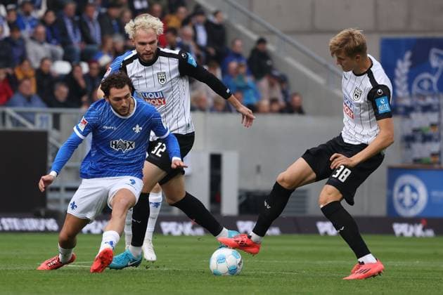 2024.10.28 xJFAx 2.Bundesliga SV Darmstadt 98 - SSV Ulm 1846 v.l., Fraser Hornby (SV Darmstadt 98), Luka Hyryläinen (SSV Ulm 1846), Zweikampf, Action, Aktion, Battles for the Ball (DFL DFB REGULATIONS PROHIBIT ANY USE OF PHOTOGRAPHS as IMAGE SEQUENCES and or QUASI-VIDEO)