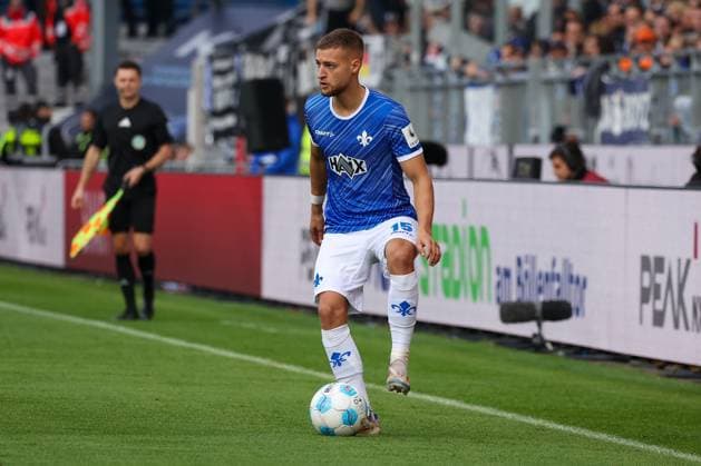 2024.10.28 xJFAx 2.Bundesliga SV Darmstadt 98 - SSV Ulm 1846 v.l., Fabian Nürnberger (SV Darmstadt 98) am Ball, Freisteller, Einzelbild, Ganzkörper, Aktion, Action, Spielszene (DFL DFB REGULATIONS PROHIBIT ANY USE OF PHOTOGRAPHS as IMAGE SEQUENCES and or QUASI-VIDEO)