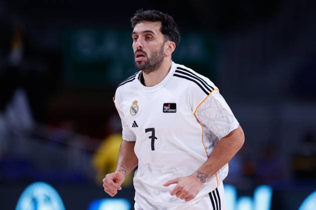 October 27, 2024, Madrid, Madrid, SPAIN: Facundo Campazzo of Real Madrid warms up during the Spanish League, Liga ACB Endesa, basketball match played between Real Madrid and BAXI Manresa at WiZink Center on October 27, 2024, in Madrid, Spain. Madrid SPAIN - ZUMAa181 20241027_zaa_a181_012 Copyright: xDennisxAgyemanx