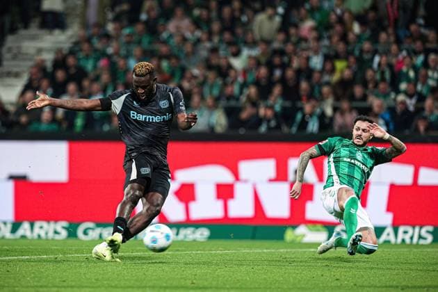 Torschuss Torchance Victor Boniface (Bayern 04 Leverkusen, 22), Leonardo Bittencourt (SV Werder Bremen, 10) GER, SV Werder Bremen vs. Bayer 04 Leverkusen, Fussball, Bundesliga, Spieltag 8, Spielzeit 2024 25, 26.10.2024 DFL REGULATIONS PROHIBIT ANY USE OF PHOTOGRAPHS AS IMAGE SEQUENCES AND OR QUASI-VIDEO GER, SV Werder Bremen vs. Bayer 04 Leverkusen, Fussball, Bundesliga, Spieltag 8, Spielzeit 2024 25, 26.10.2024 Bremen Copyright: xEibner-Pressefoto MarcelxvonxFehrnx EP_MFN