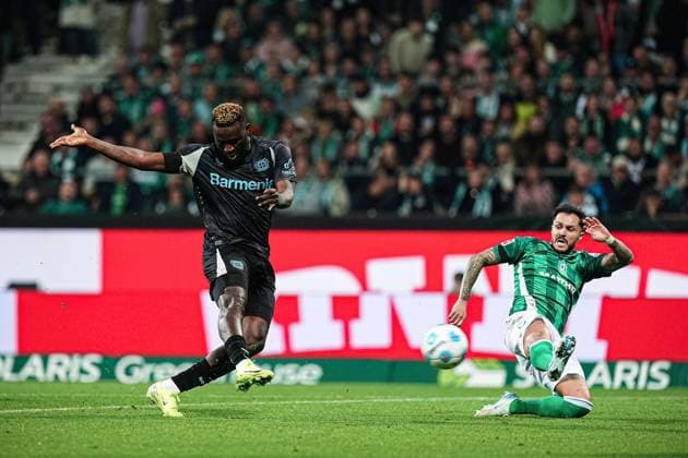 Torschuss Torchance Victor Boniface (Bayern 04 Leverkusen, 22), Leonardo Bittencourt (SV Werder Bremen, 10) GER, SV Werder Bremen vs. Bayer 04 Leverkusen, Fussball, Bundesliga, Spieltag 8, Spielzeit 2024 25, 26.10.2024 DFL REGULATIONS PROHIBIT ANY USE OF PHOTOGRAPHS AS IMAGE SEQUENCES AND OR QUASI-VIDEO GER, SV Werder Bremen vs. Bayer 04 Leverkusen, Fussball, Bundesliga, Spieltag 8, Spielzeit 2024 25, 26.10.2024 Bremen Copyright: xEibner-Pressefoto MarcelxvonxFehrnx EP_MFN