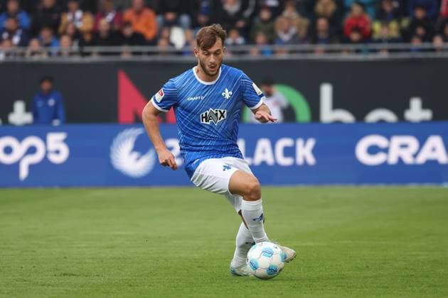 2024.10.28 xJFAx 2.Bundesliga SV Darmstadt 98 - SSV Ulm 1846 v.l., Kilian Julian Corredor (SV Darmstadt 98) am Ball, Freisteller, Einzelbild, Ganzkörper, Aktion, Action, Spielszene (DFL DFB REGULATIONS PROHIBIT ANY USE OF PHOTOGRAPHS as IMAGE SEQUENCES and or QUASI-VIDEO)