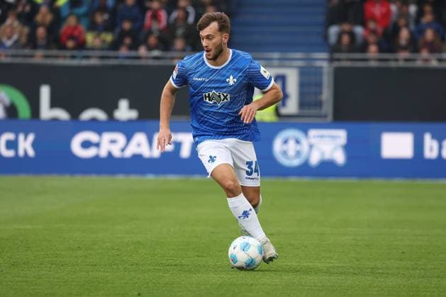 2024.10.28 xJFAx 2.Bundesliga SV Darmstadt 98 - SSV Ulm 1846 v.l., Kilian Julian Corredor (SV Darmstadt 98) am Ball, Freisteller, Einzelbild, Ganzkörper, Aktion, Action, Spielszene (DFL DFB REGULATIONS PROHIBIT ANY USE OF PHOTOGRAPHS as IMAGE SEQUENCES and or QUASI-VIDEO)