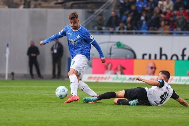 2024.10.28 xJFAx 2.Bundesliga SV Darmstadt 98 - SSV Ulm 1846 v.l., Philipp Förster (SV Darmstadt 98), Romario Rösch (SSV Ulm 1846), Zweikampf, Action, Aktion, Battles for the Ball (DFL DFB REGULATIONS PROHIBIT ANY USE OF PHOTOGRAPHS as IMAGE SEQUENCES and or QUASI-VIDEO)