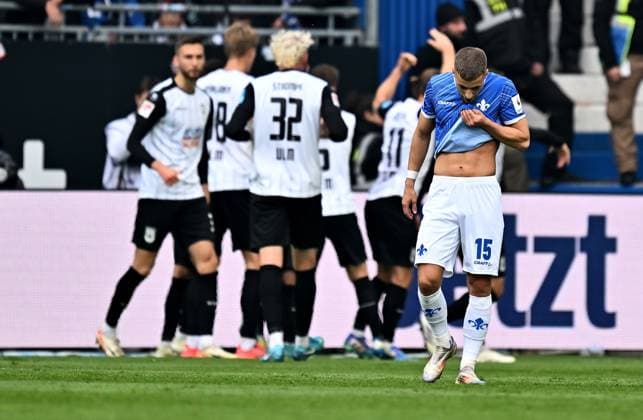 27.10.2024, xfux, Fussball 2.Bundesliga, SV Darmstadt 98 - SSV Ulm 1846, emspor, v.l. Spieler SSV Ulm 1846 Torjubel, Jubel, Goal celebration, celebrate the goal zum 1:1, Fabian Nürnberger Nuernberger (SV Darmstadt 98) enttaeuscht, enttaeuscht schauend, dissapointed gibt Anweisungen, gestikuliert, mit den Armen gestikulieren gives instructions, gesticulate, gesticolando.u (DFL DFB REGULATIONS PROHIBIT ANY USE OF PHOTOGRAPHS as IMAGE SEQUENCES and or QUASI-VIDEO) Darmstadt