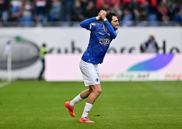 27.10.2024, xfux, Fussball 2.Bundesliga, SV Darmstadt 98 - SSV Ulm 1846, emspor, v.l. Torschuetze Torschütze Fraser Hornby (SV Darmstadt 98) Torjubel, Jubel, Goal celebration, celebrate the goal zum 1:0 jubelnd bejubelt jubelt jubeln Jubel Golfabschlag golf spielen (DFL DFB REGULATIONS PROHIBIT ANY USE OF PHOTOGRAPHS as IMAGE SEQUENCES and or QUASI-VIDEO) Darmstadt