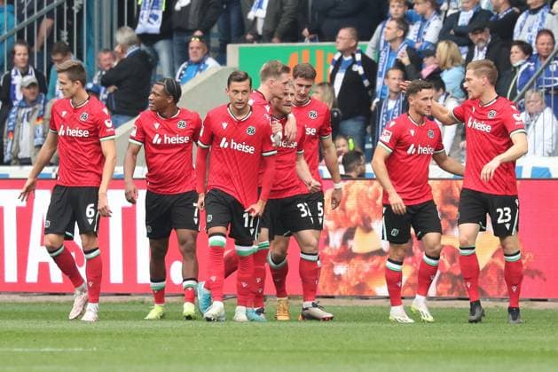 27.10.2024, xgox, Fussball - 2.Bundesliga, 1.FC Magdeburg - Hannover 96 emspor, v.l. Jubel, Torjubel, jubelt ueber das Tor, celebrate the goal, celebration zum 0:1 durch Andreas Voglsammer (Hannover, 32) (DFL DFB REGULATIONS PROHIBIT ANY USE OF PHOTOGRAPHS as IMAGE SEQUENCES and or QUASI-VIDEO) Magdeburg