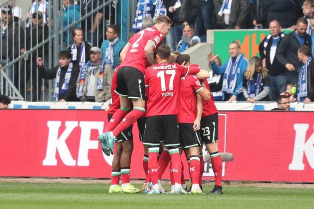 27.10.2024, xgox, Fussball - 2.Bundesliga, 1.FC Magdeburg - Hannover 96 emspor, v.l. Jubel, Torjubel, jubelt ueber das Tor, celebrate the goal, celebration zum 0:1 durch Andreas Voglsammer (Hannover, 32) (DFL DFB REGULATIONS PROHIBIT ANY USE OF PHOTOGRAPHS as IMAGE SEQUENCES and or QUASI-VIDEO) Magdeburg
