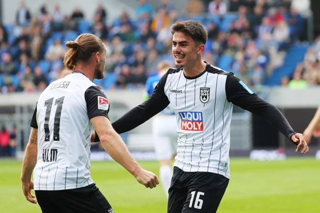 27.10.2024, xtvx, Fussball 2.Bundesliga, SV Darmstadt 98 - SSV Ulm 1846 emspor, v.l. Goal scored, Tor zum 1:1 Aaron Keller (SSV Ulm 1846) Torjubel, Goal celebration, celebrate the goal, celebrates scoring Dennis Chessa (SSV Ulm 1846) Aaron Keller (SSV Ulm 1846) (DFL DFB REGULATIONS PROHIBIT ANY USE OF PHOTOGRAPHS as IMAGE SEQUENCES and or QUASI-VIDEO) Darmstadt