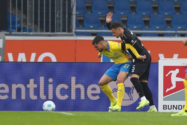 Braunschweig vs. Münster, 2. BL Braunschweig, 27.10.2024, FUßBALL - Eintracht Braunschweig vs. SC Preußen Münster, 2. BL, Saison 2024 25. Fabio Di Michele Sanchez (Eintracht Braunschweig) ), Yassine Bouchama (Münster) Braunschweig