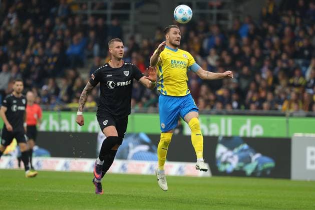Braunschweig vs. Münster, 2. BL Braunschweig, 27.10.2024, FUßBALL - Eintracht Braunschweig vs. SC Preußen Münster, 2. BL, Saison 2024 25. Holmbert Fridjonsson (Münster), Ermin Bicakcic (Eintracht Braunschweig) Braunschweig