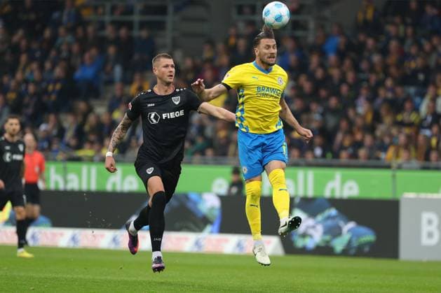 Braunschweig vs. Münster, 2. BL Braunschweig, 27.10.2024, FUßBALL - Eintracht Braunschweig vs. SC Preußen Münster, 2. BL, Saison 2024 25. Holmbert Fridjonsson (Münster), Ermin Bicakcic (Eintracht Braunschweig) Braunschweig