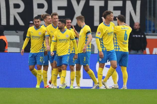 Braunschweig vs. Münster, 2. BL Braunschweig, 27.10.2024, FUßBALL - Eintracht Braunschweig vs. SC Preußen Münster, 2. BL, Saison 2024 25. Rayan Philippe (Eintracht Braunschweig) jubelt mit Mannschaftskollegen nach seinem Tor zum 1:0 Braunschweig