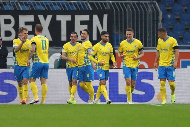 Braunschweig vs. Münster, 2. BL Braunschweig, 27.10.2024, FUßBALL - Eintracht Braunschweig vs. SC Preußen Münster, 2. BL, Saison 2024 25. Rayan Philippe (Eintracht Braunschweig) jubelt mit Mannschaftskollegen nach seinem Tor zum 1:0 Braunschweig
