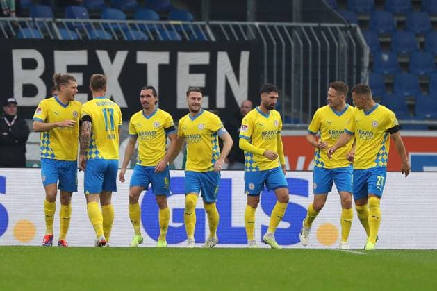 Braunschweig vs. Münster, 2. BL Braunschweig, 27.10.2024, FUßBALL - Eintracht Braunschweig vs. SC Preußen Münster, 2. BL, Saison 2024 25. Rayan Philippe (Eintracht Braunschweig) jubelt mit Mannschaftskollegen nach seinem Tor zum 1:0 Braunschweig