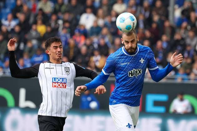 2024.10.28 xJFAx 2.Bundesliga SV Darmstadt 98 - SSV Ulm 1846 v.l., Aaron Keller (SSV Ulm 1846), Aleksander Vukovic (SV Darmstadt 98), Kopfball, Kopfballduell (DFL DFB REGULATIONS PROHIBIT ANY USE OF PHOTOGRAPHS as IMAGE SEQUENCES and or QUASI-VIDEO)