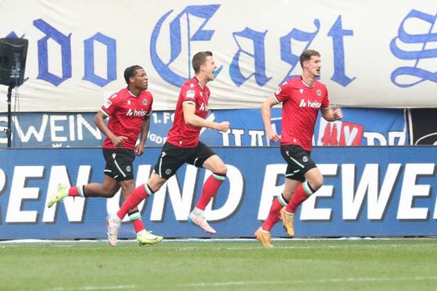 27.10.2024, xgox, Fussball - 2.Bundesliga, 1.FC Magdeburg - Hannover 96 emspor, v.l. Jubel, Torjubel, jubelt ueber das Tor, celebrate the goal, celebration zum 0:1 durch Andreas Voglsammer (Hannover, 32) (DFL DFB REGULATIONS PROHIBIT ANY USE OF PHOTOGRAPHS as IMAGE SEQUENCES and or QUASI-VIDEO) Magdeburg