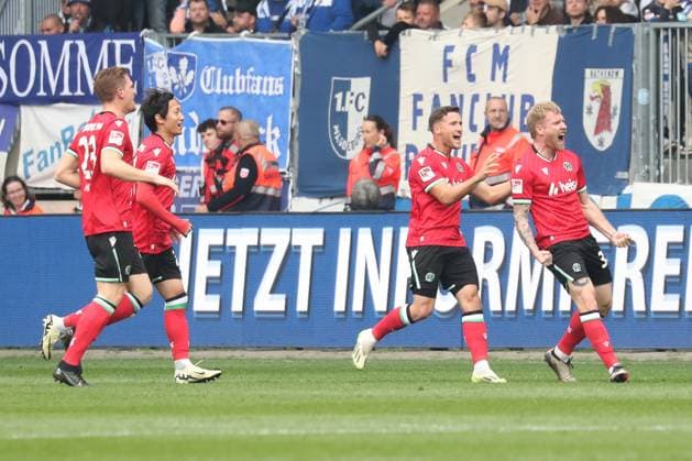 27.10.2024, xgox, Fussball - 2.Bundesliga, 1.FC Magdeburg - Hannover 96 emspor, v.l. Jubel, Torjubel, jubelt ueber das Tor, celebrate the goal, celebration zum 0:1 durch Andreas Voglsammer (Hannover, 32) (DFL DFB REGULATIONS PROHIBIT ANY USE OF PHOTOGRAPHS as IMAGE SEQUENCES and or QUASI-VIDEO) Magdeburg