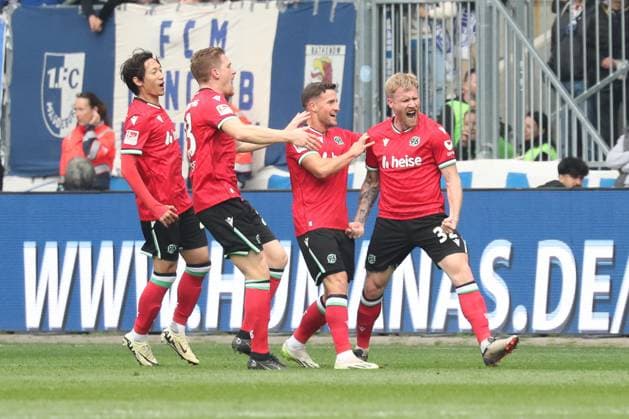 27.10.2024, xgox, Fussball - 2.Bundesliga, 1.FC Magdeburg - Hannover 96 emspor, v.l. Jubel, Torjubel, jubelt ueber das Tor, celebrate the goal, celebration zum 0:1 durch Andreas Voglsammer (Hannover, 32) (DFL DFB REGULATIONS PROHIBIT ANY USE OF PHOTOGRAPHS as IMAGE SEQUENCES and or QUASI-VIDEO) Magdeburg