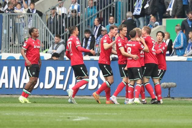 27.10.2024, xgox, Fussball - 2.Bundesliga, 1.FC Magdeburg - Hannover 96 emspor, v.l. Jubel, Torjubel, jubelt ueber das Tor, celebrate the goal, celebration zum 0:1 durch Andreas Voglsammer (Hannover, 32) (DFL DFB REGULATIONS PROHIBIT ANY USE OF PHOTOGRAPHS as IMAGE SEQUENCES and or QUASI-VIDEO) Magdeburg