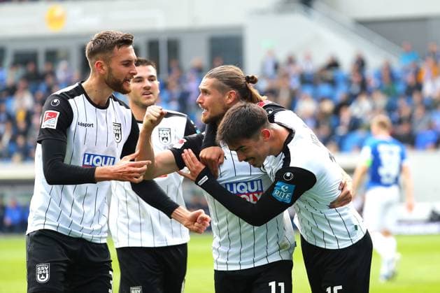 27.10.2024, xtvx, Fussball 2.Bundesliga, SV Darmstadt 98 - SSV Ulm 1846 emspor, v.l. Goal scored, Tor zum 1:1 Aaron Keller (SSV Ulm 1846) Torjubel, Goal celebration, celebrate the goal, celebrates scoring Dennis Chessa (SSV Ulm 1846) Aaron Keller (SSV Ulm 1846) (DFL DFB REGULATIONS PROHIBIT ANY USE OF PHOTOGRAPHS as IMAGE SEQUENCES and or QUASI-VIDEO) Darmstadt