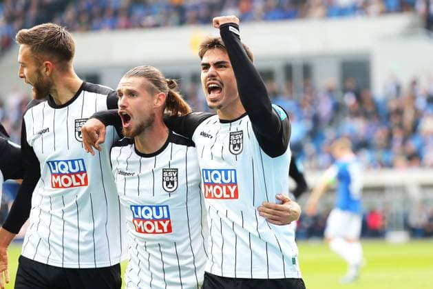 27.10.2024, xtvx, Fussball 2.Bundesliga, SV Darmstadt 98 - SSV Ulm 1846 emspor, v.l. Goal scored, Tor zum 1:1 Aaron Keller (SSV Ulm 1846) Torjubel, Goal celebration, celebrate the goal, celebrates scoring Dennis Chessa (SSV Ulm 1846) Aaron Keller (SSV Ulm 1846) (DFL DFB REGULATIONS PROHIBIT ANY USE OF PHOTOGRAPHS as IMAGE SEQUENCES and or QUASI-VIDEO) Darmstadt