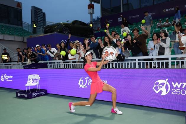 GUANGZHOU, CHINA - OCTOBER 27: Olga Danilovic of Serbia celebrates after winning the Women s Singles Final match against Caroline Dolehide of United States on day 7 of 2024 Guangzhou Open at Nansha International Tennis Centre on October 27, 2024 in Guangzhou, Guangdong Province of China.  Copyright: xWuxZhizhaox 111526715009